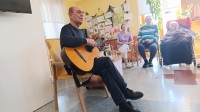 Zpívání s kytarou - panem Červenkou k MDŽ 6.3.2026