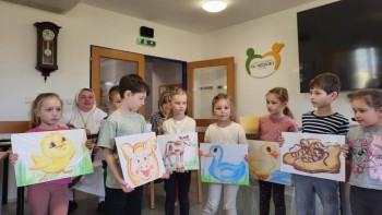 obr. Mezigenerační setkání dětí z MŠ a klientů