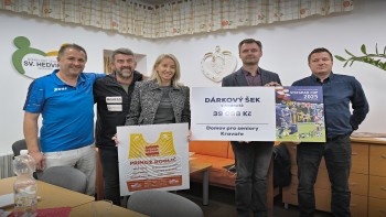 obr. Předání výtěžku z aukce - Visegrad Cup 2025