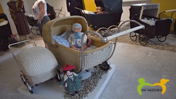 obr. Výstava historických kočárků a hraček Elegance na kolečkách